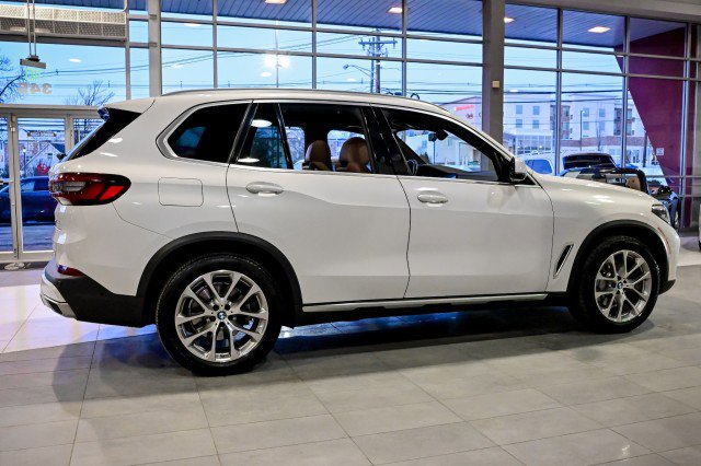 Used 2022 BMW X5 xDrive40i w/ Premium Package AWD/4WD image 4