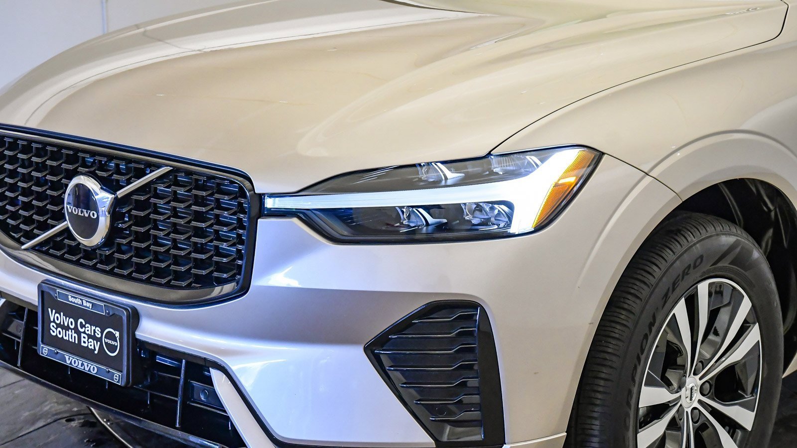 Certified 2025 Volvo XC60 B5 Core image 9