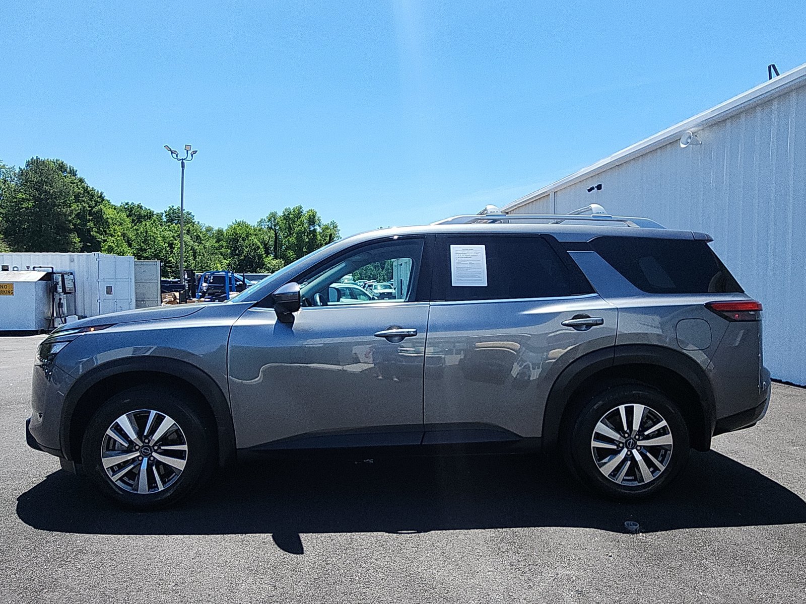 Used 2025 Nissan Pathfinder SL AWD/4WD image 2