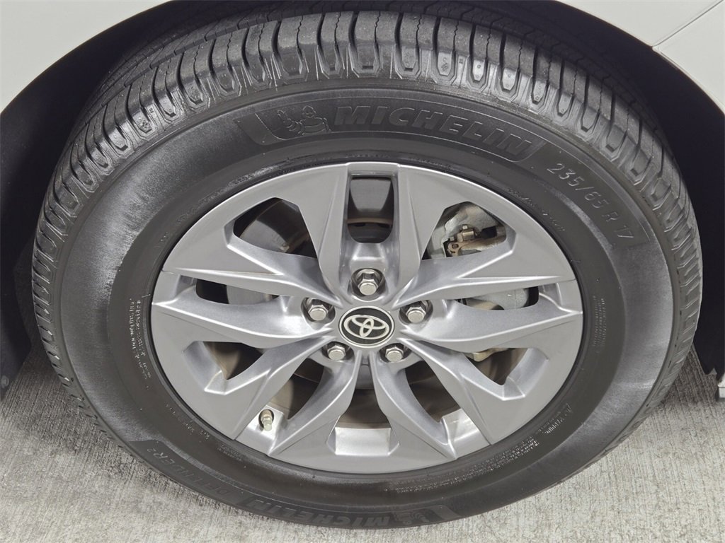 Used 2022 Toyota Sienna XLE image 10