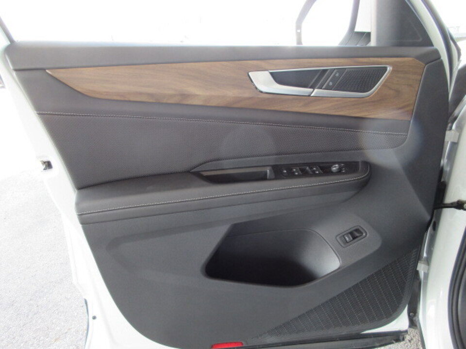 Used 2025 Volkswagen Atlas SE image 15