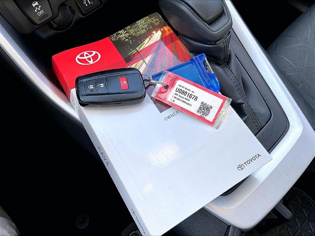 Used 2025 Toyota RAV4 XLE AWD/4WD image 31
