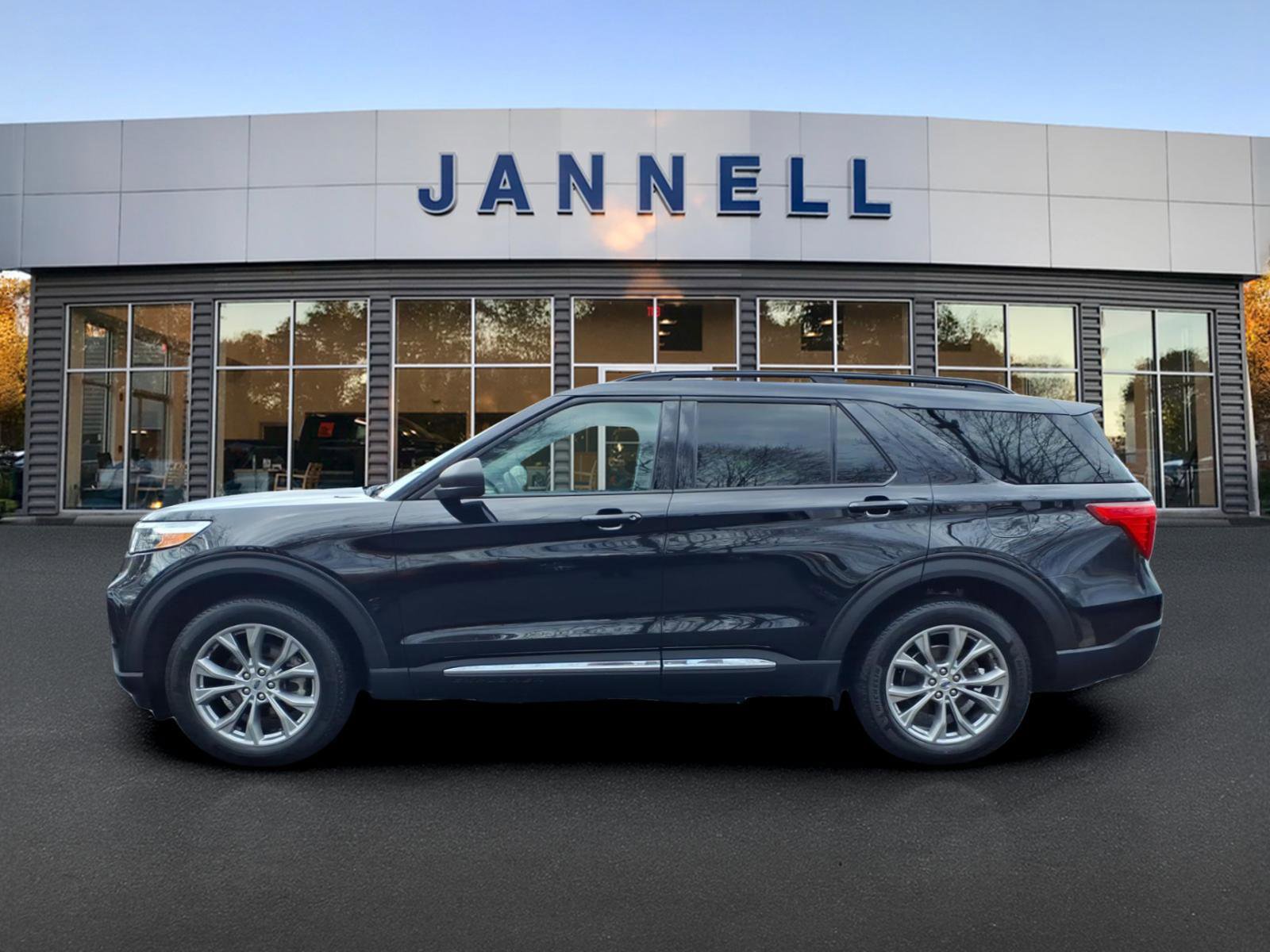 Used 2022 Ford Explorer XLT w/ Equipment Group 202A image 8