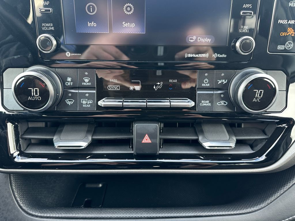 Used 2020 Toyota Highlander LE AWD/4WD image 19