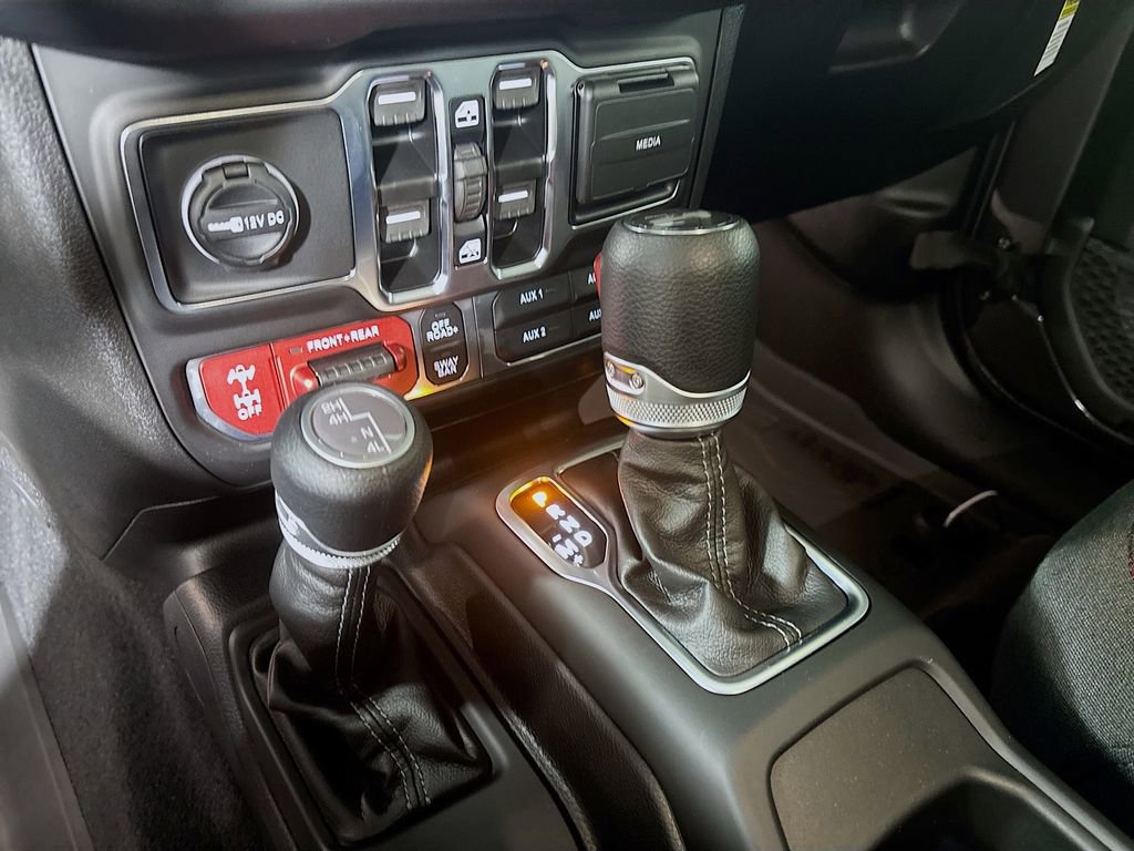 New 2025 Jeep Wrangler Unlimited Rubicon w/ Technology Group AWD/4WD image 18