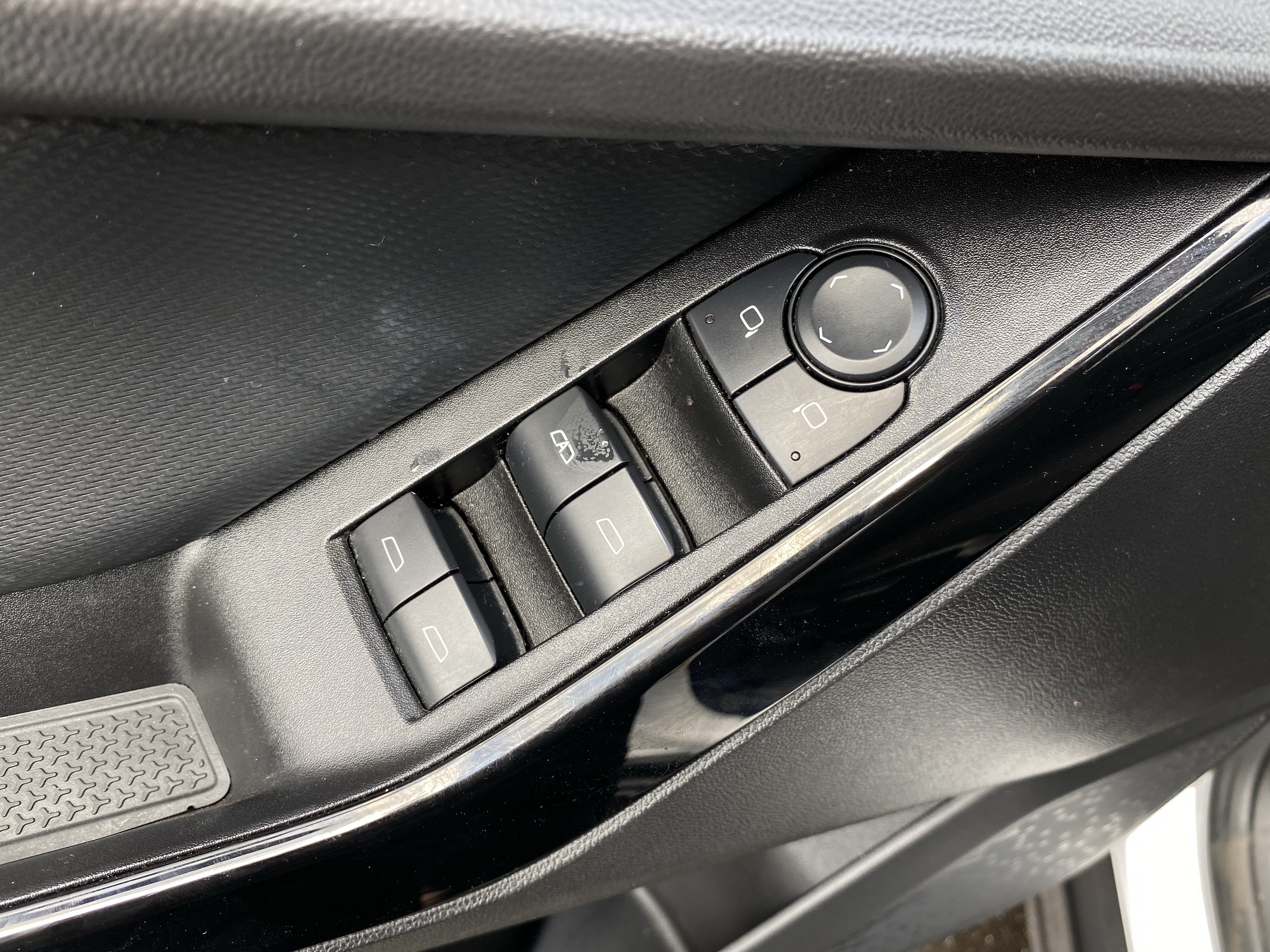 Used 2025 Chevrolet Equinox LT FWD image 19
