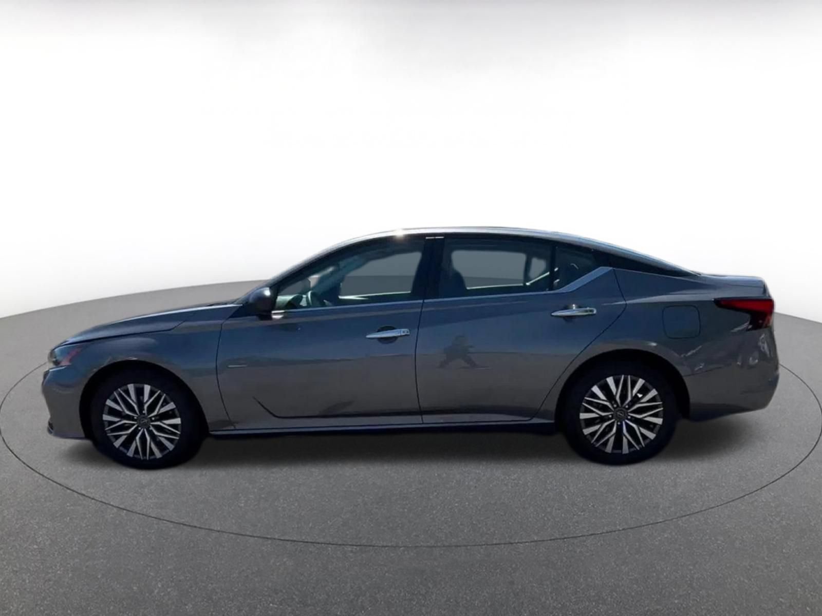 Used 2025 Nissan Altima 2.5 SV FWD image 9