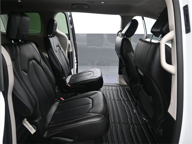 Used 2023 Chrysler Pacifica Touring-L image 12