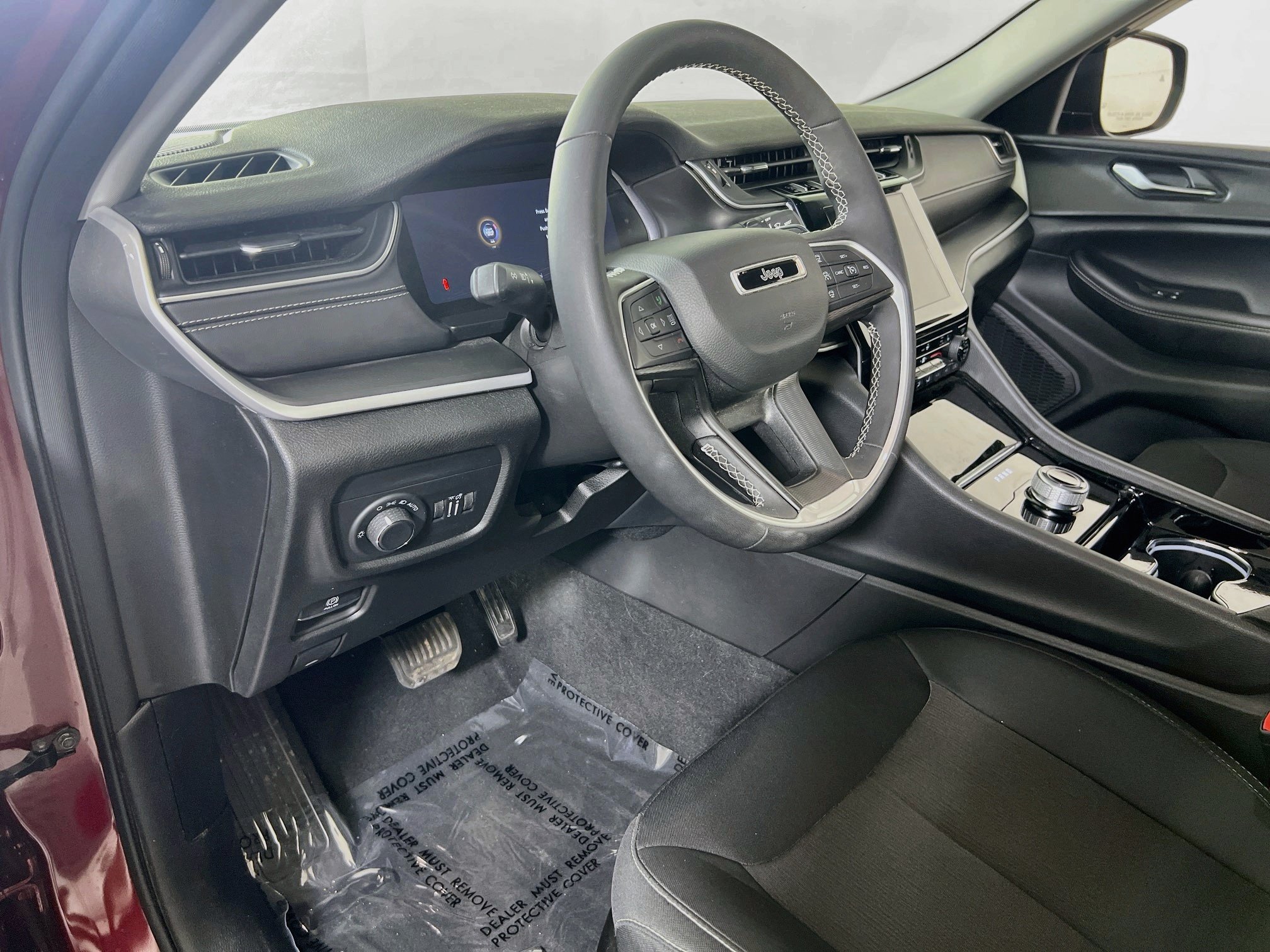 Used 2023 Jeep Grand Cherokee Laredo w/ Luxury Tech Group I AWD/4WD image 9
