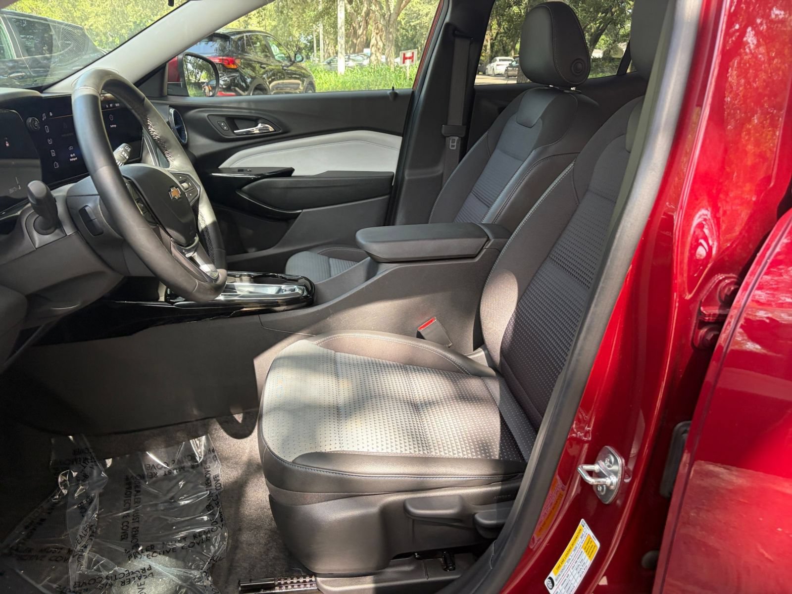 Used 2025 Chevrolet Trax LT w/ LT Convenience Package FWD image 25