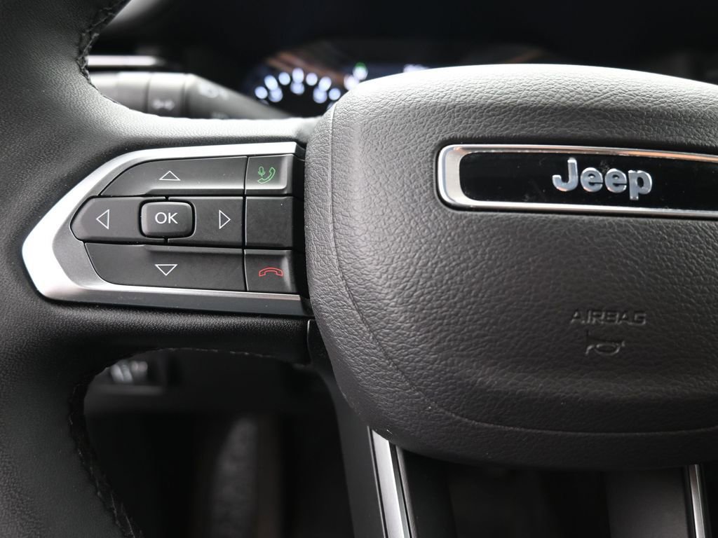 Used 2024 Jeep Compass Latitude image 2