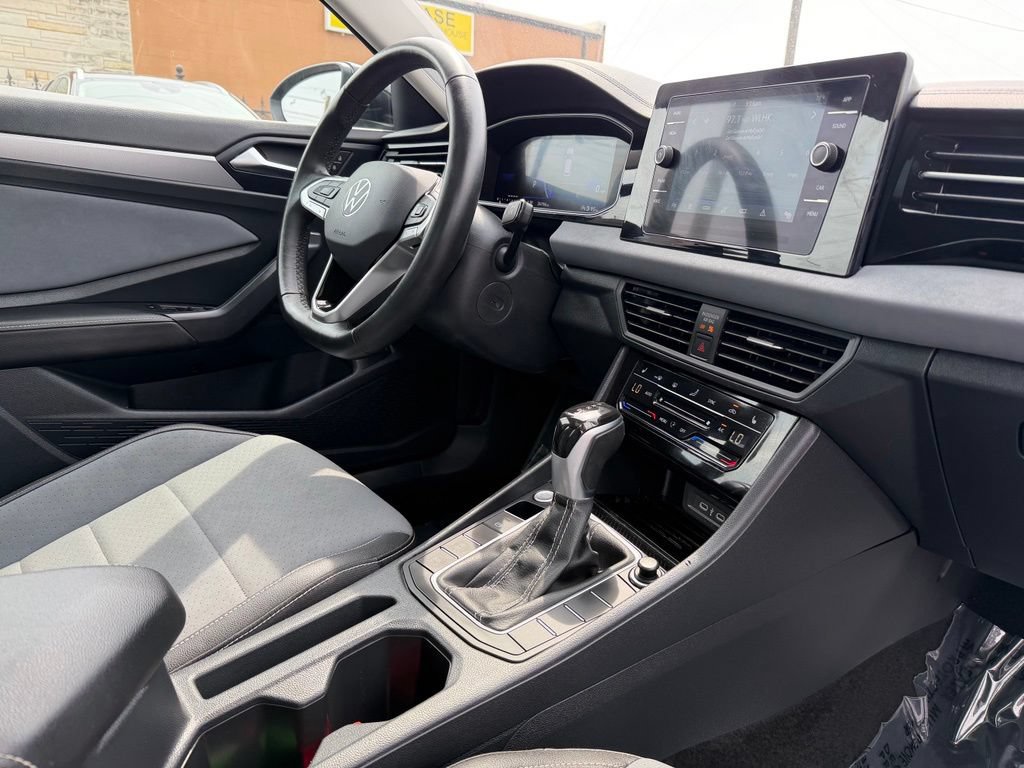Used 2025 Volkswagen Jetta SE FWD image 28
