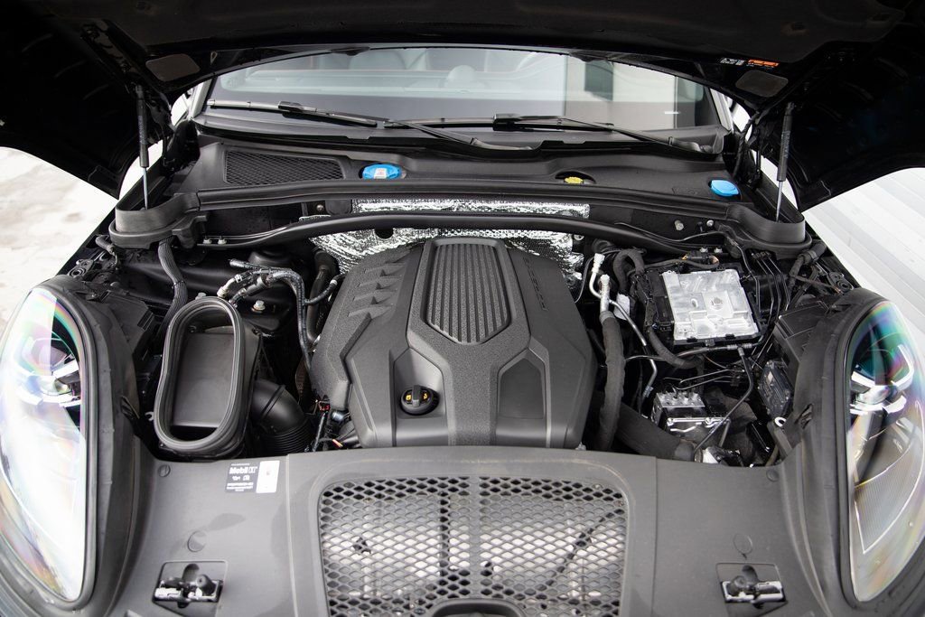 Certified 2025 Porsche Macan image 28