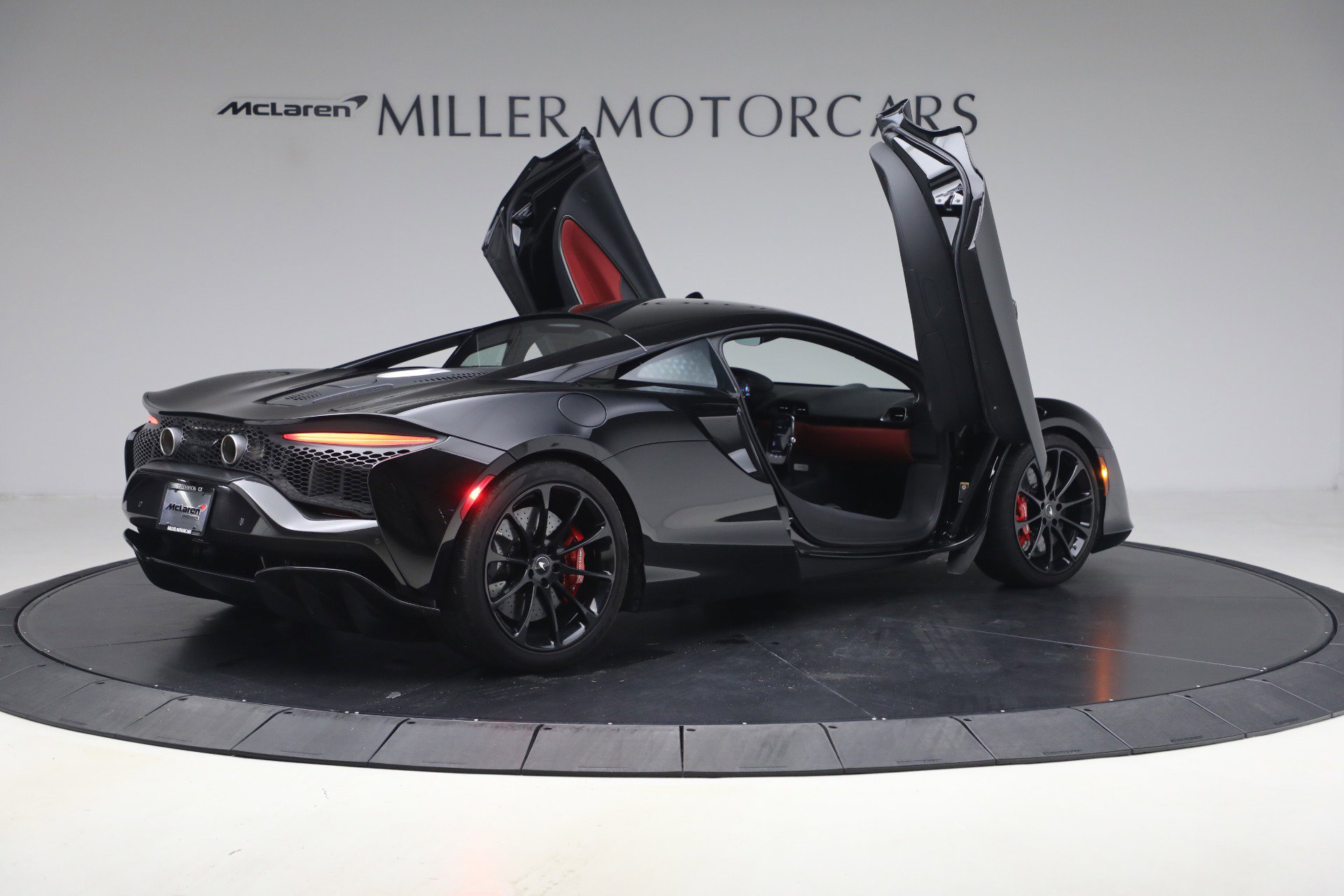 Used 2024 McLaren Artura RWD image 18