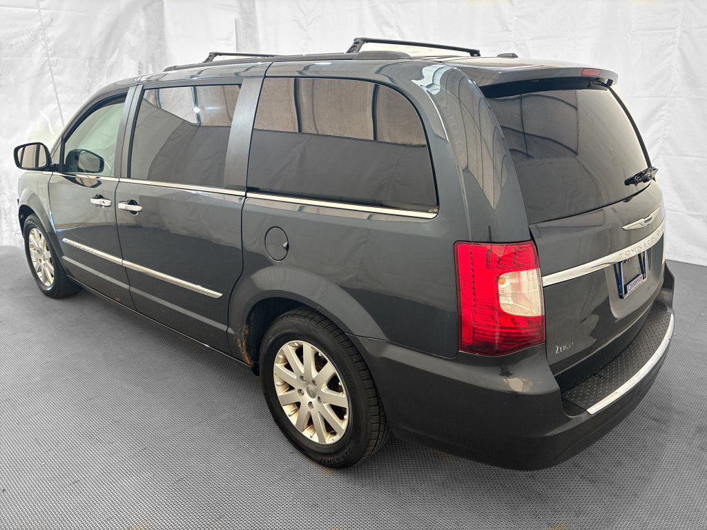 Used 2014 Chrysler Town & Country Touring w/ Driver Convenience Group FWD image 4