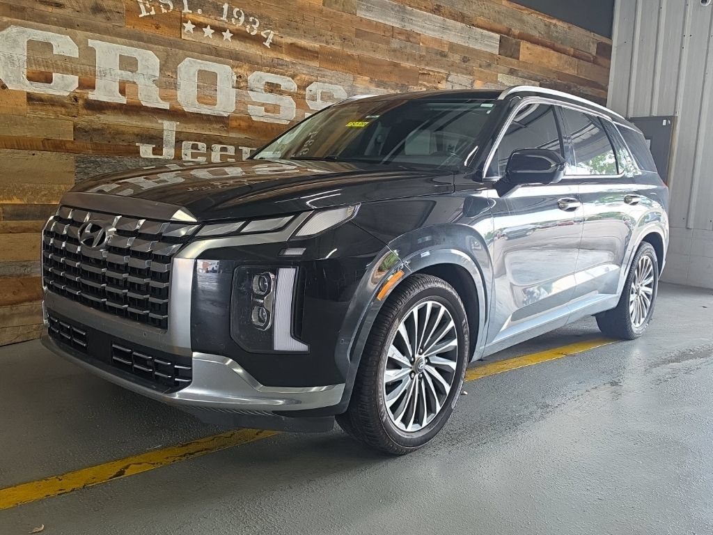 Used 2023 Hyundai Palisade Calligraphy FWD image 2