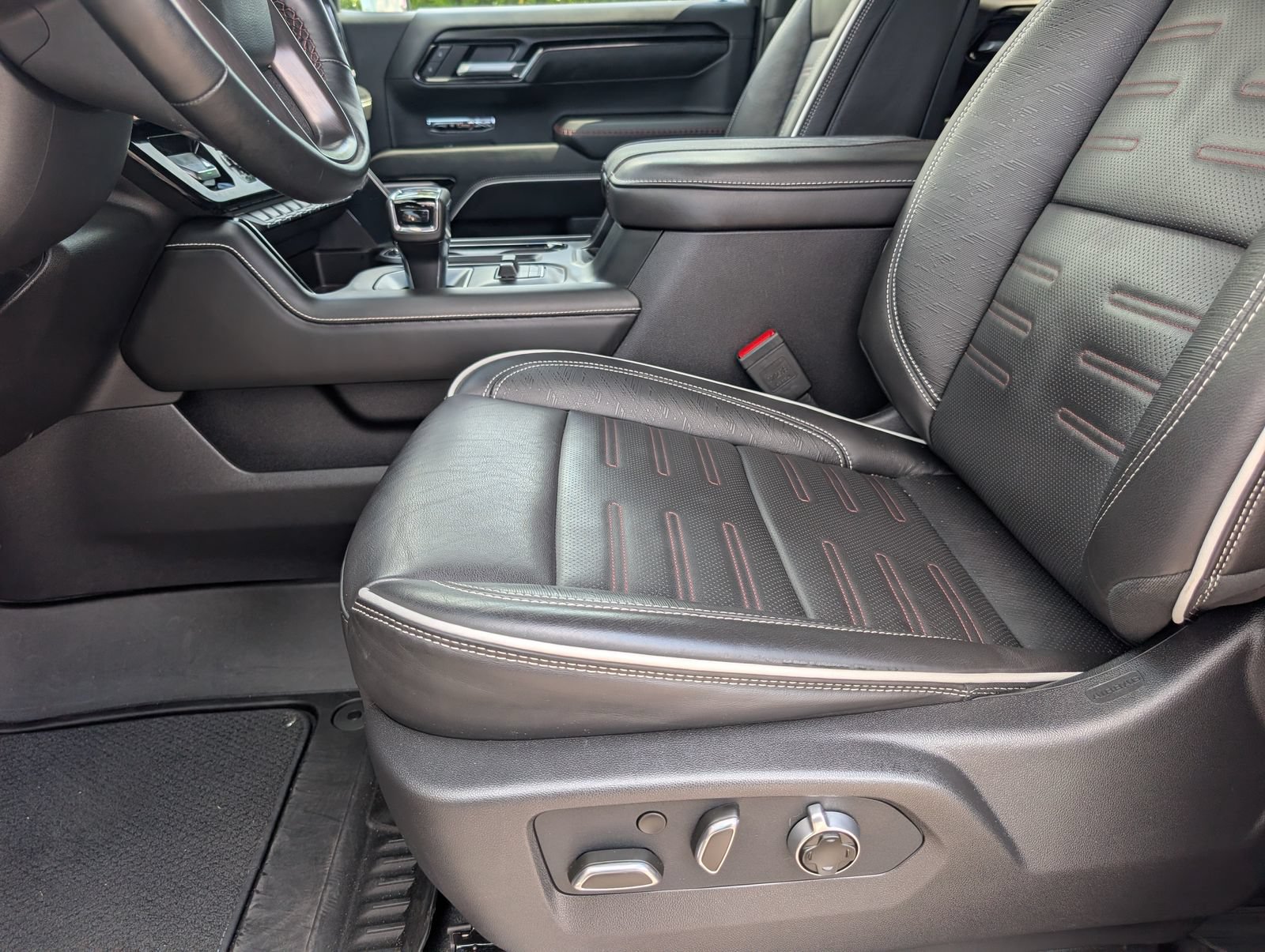 Used 2026 GMC Sierra 1500 AT4X w/ LPO, Black Badging Package AWD/4WD image 15