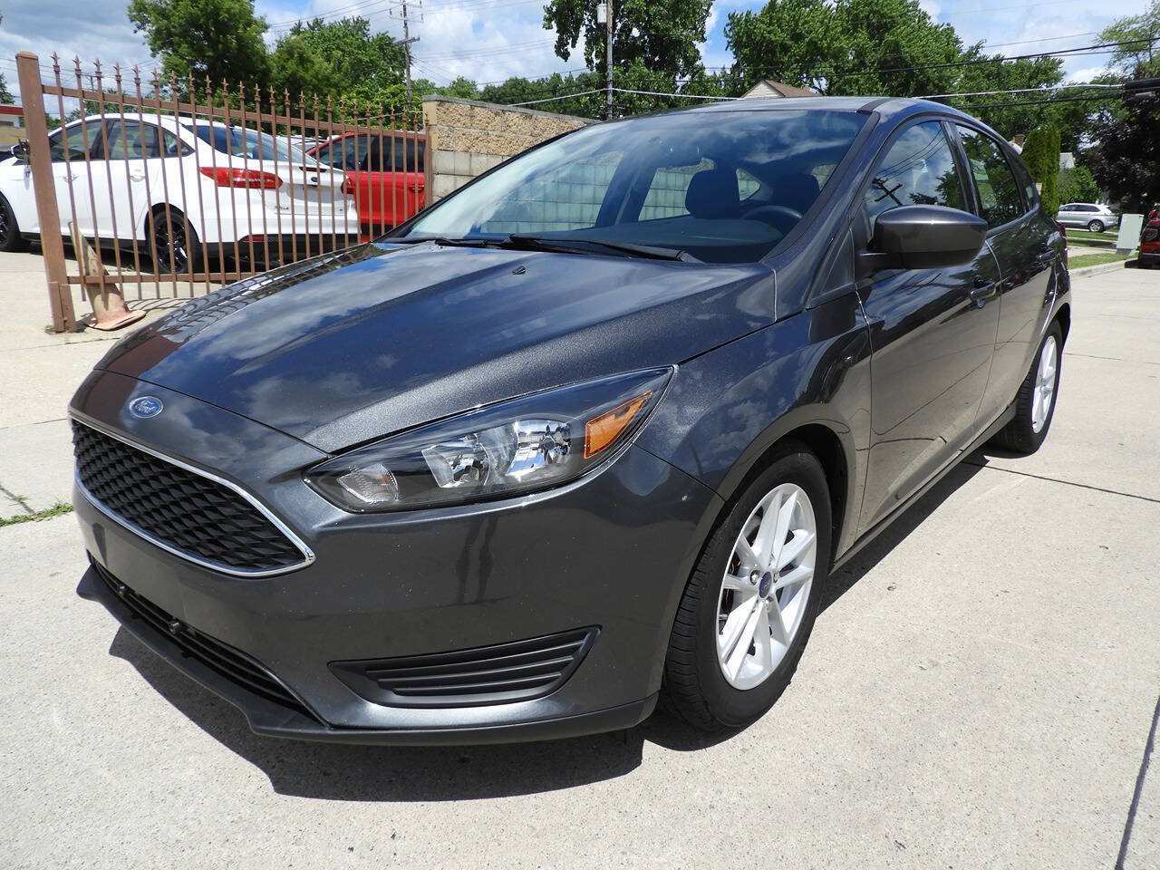 Used 2018 Ford Focus SE FWD image 4