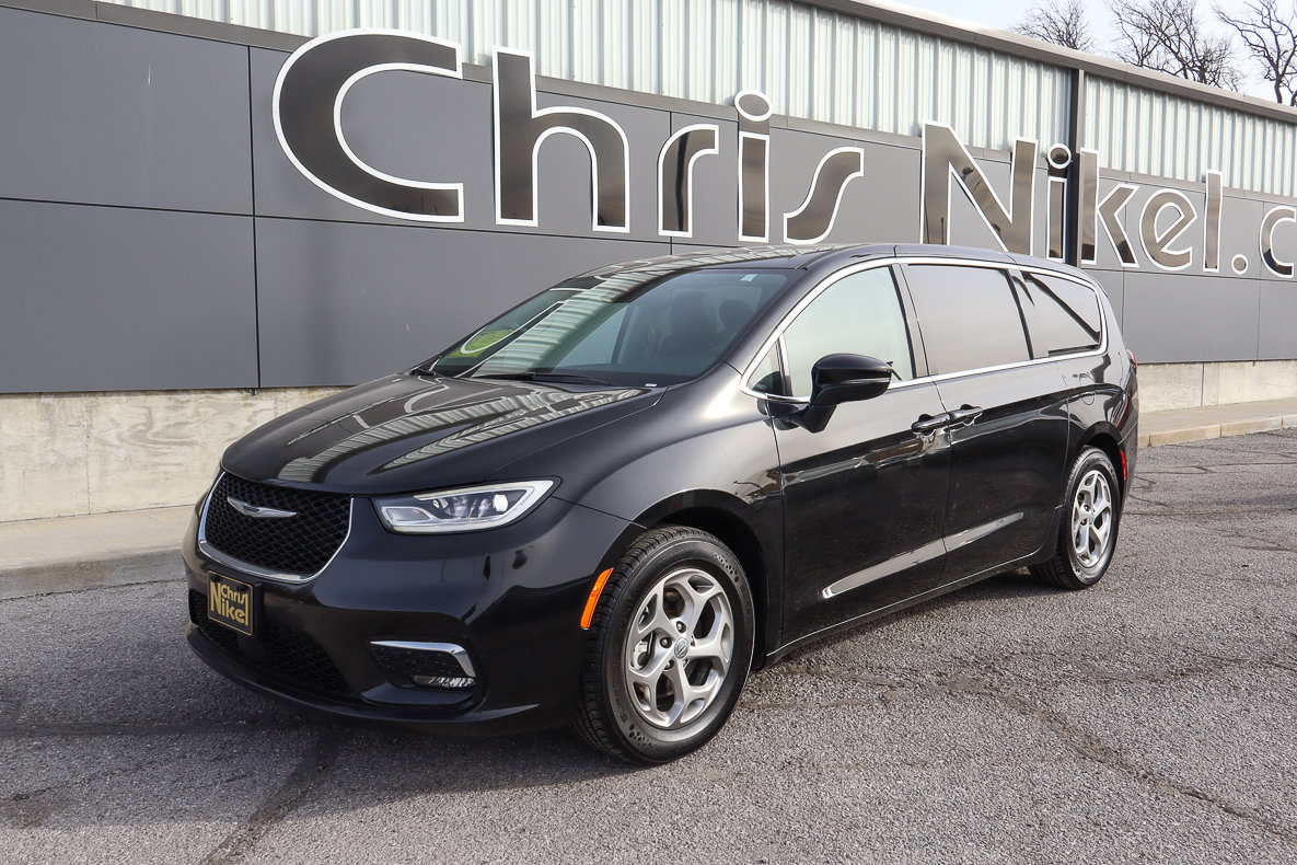 Used 2024 Chrysler Pacifica Limited FWD image 1