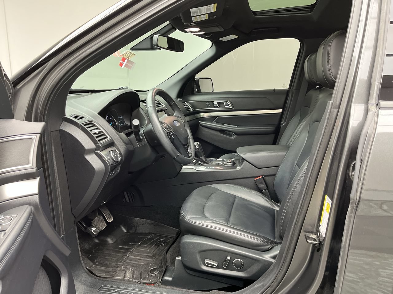 Used 2018 Ford Explorer XLT w/ Equipment Group 202A AWD/4WD image 3