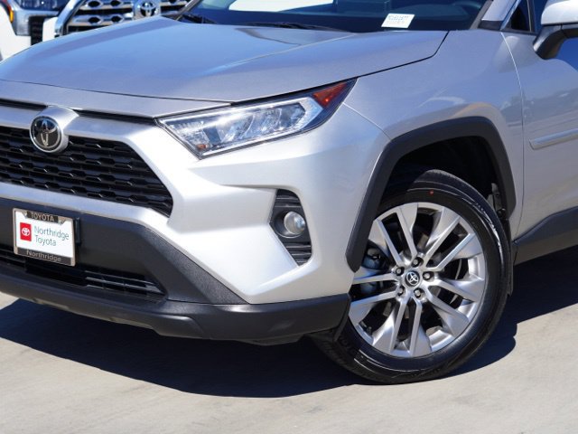 Used 2021 Toyota RAV4 XLE Premium w/ Carpet Mat Package (TMS) FWD image 6