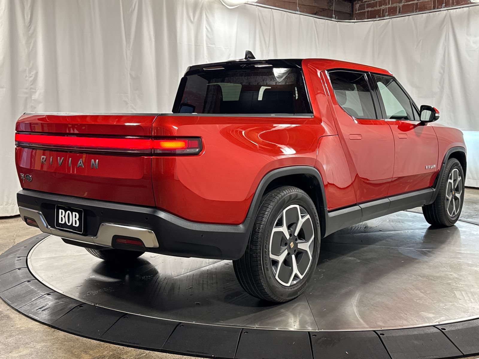 Used 2024 Rivian R1T Adventure AWD/4WD image 11