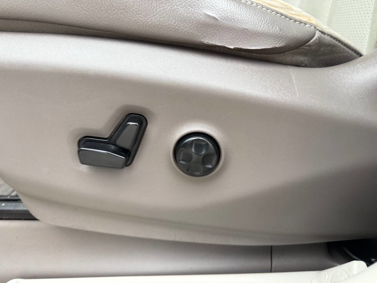 Used 2017 Chrysler Pacifica Touring-L Plus w/ Advanced Safetytec Group FWD image 12