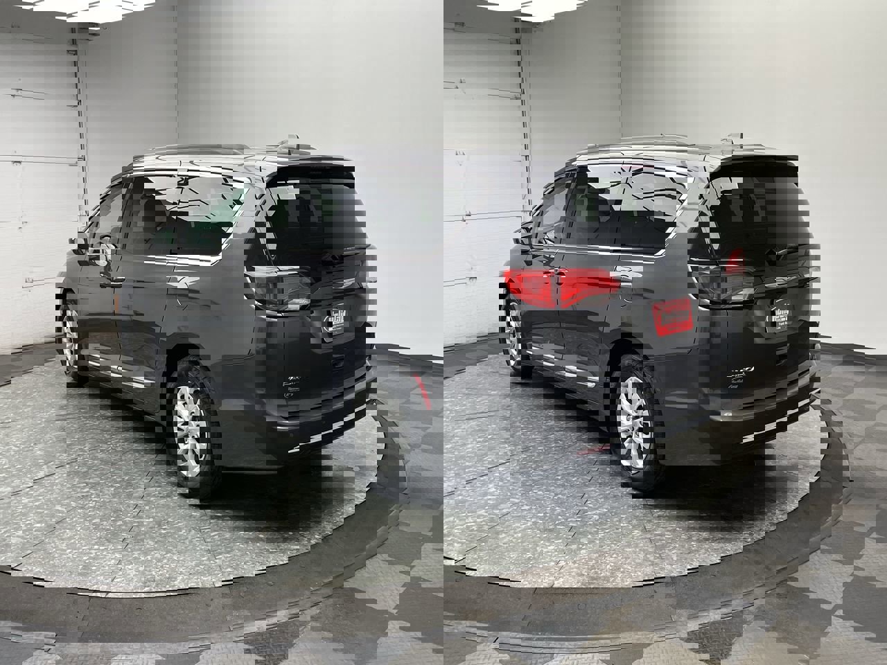 Used 2017 Chrysler Pacifica Touring-L image 2