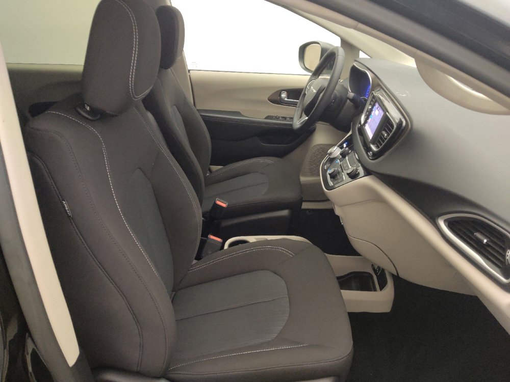 Used 2022 Chrysler Voyager LX FWD image 21