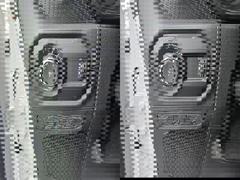 Used 2024 Jeep Wrangler Unlimited Rubicon w/ Technology Group image 27