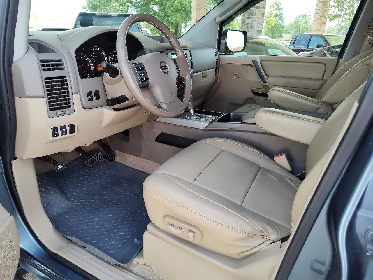 Used 2010 Nissan Titan LE RWD image 2