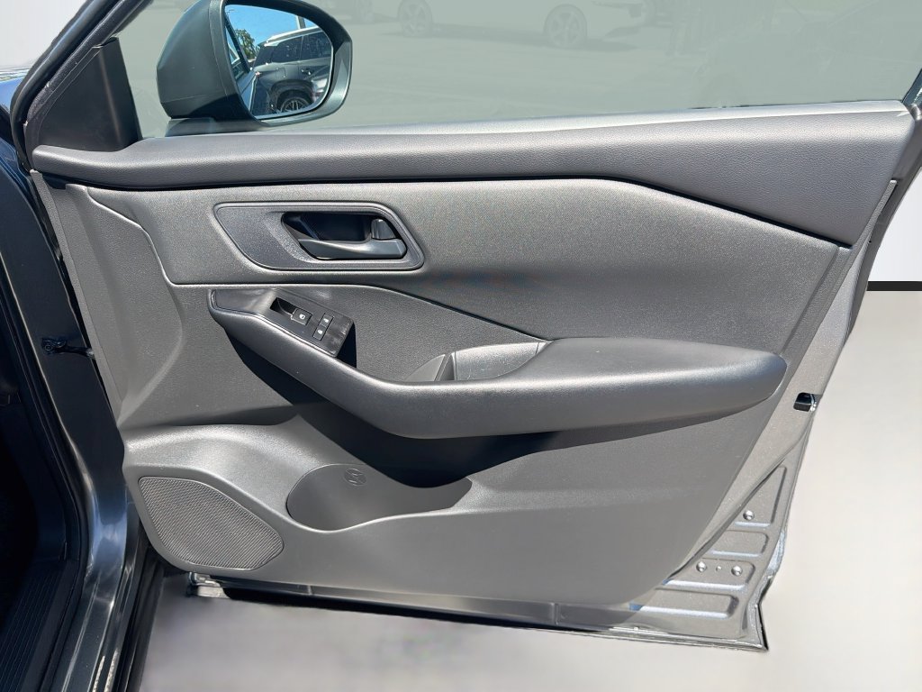 Used 2025 Nissan Rogue S FWD image 33