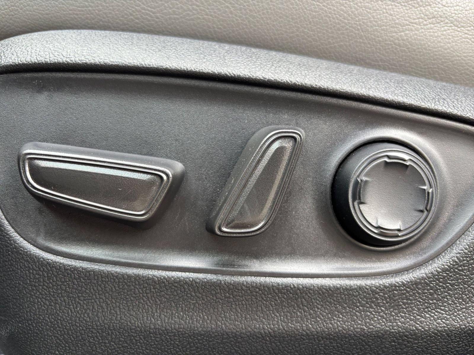 Used 2025 Toyota Sienna XLE FWD image 21