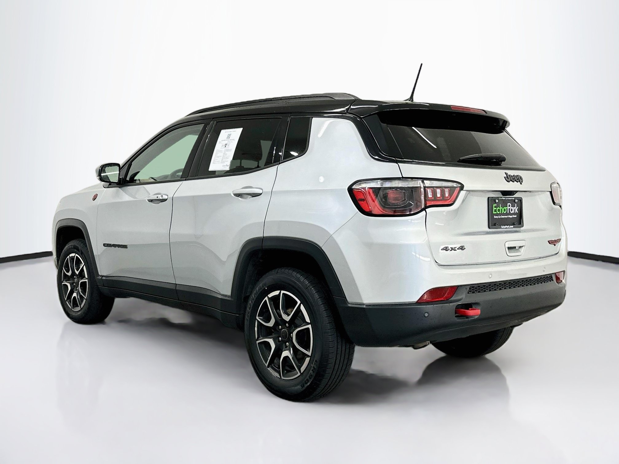 Used 2025 Jeep Compass Trailhawk AWD/4WD image 5