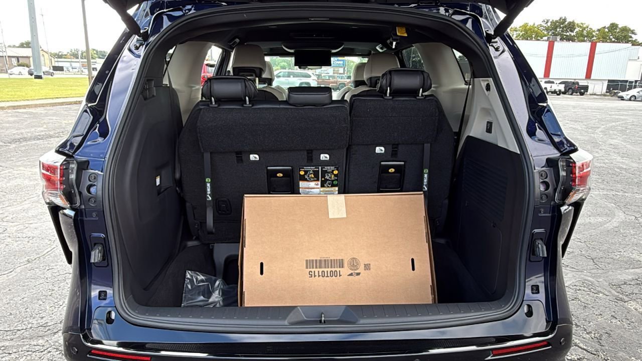 New 2025 Toyota Sienna Limited image 7