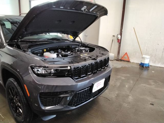 New 2025 Jeep Grand Cherokee Altitude image 11
