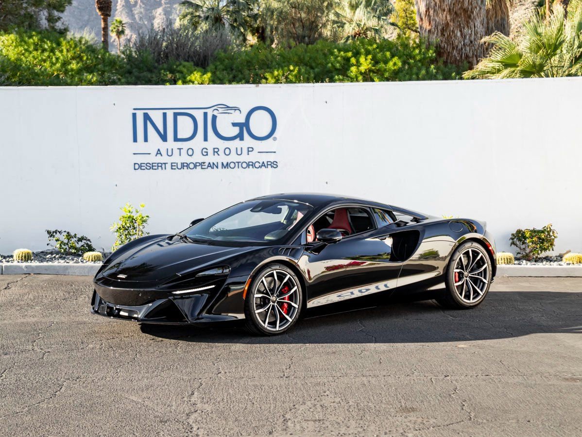 Used 2025 McLaren Artura image 1