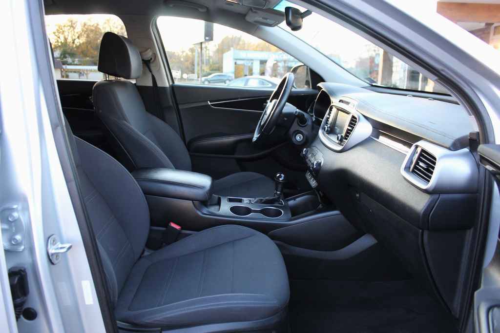 Used 2017 Kia Sorento LX w/ LX Convenience Package image 27