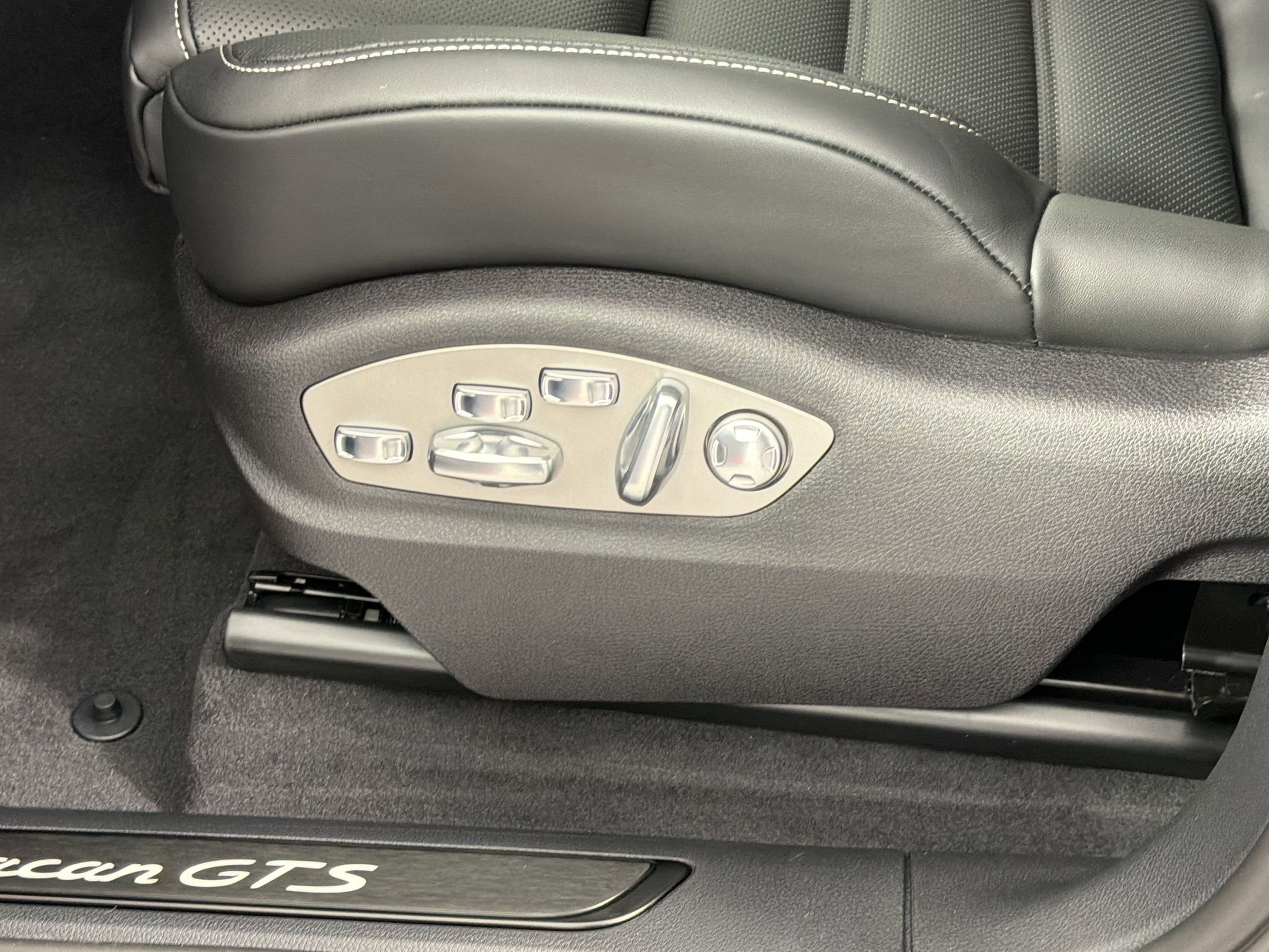 New 2026 Porsche Macan GTS AWD/4WD image 16