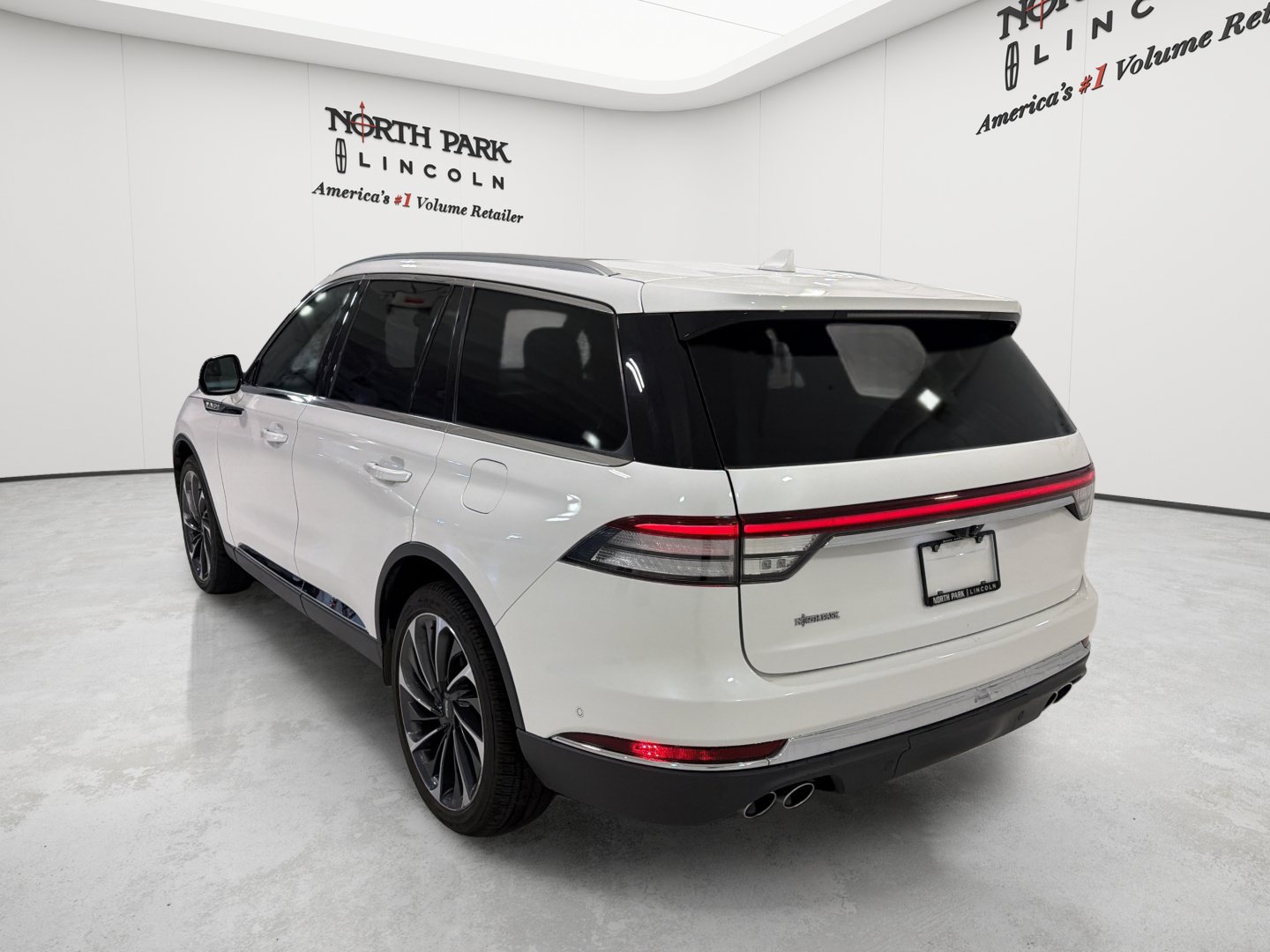 Used 2021 Lincoln Aviator Reserve w/ Equipment Group 202A AWD/4WD image 3