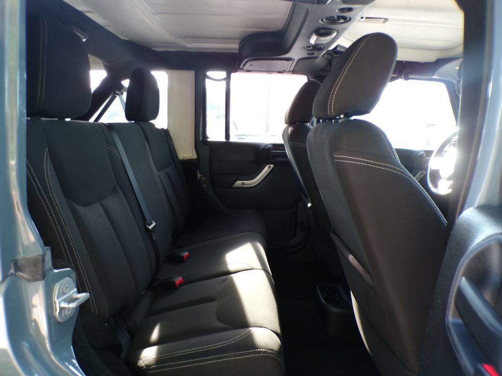 Used 2015 Jeep Wrangler Unlimited Sahara w/ Connectivity Group AWD/4WD image 18