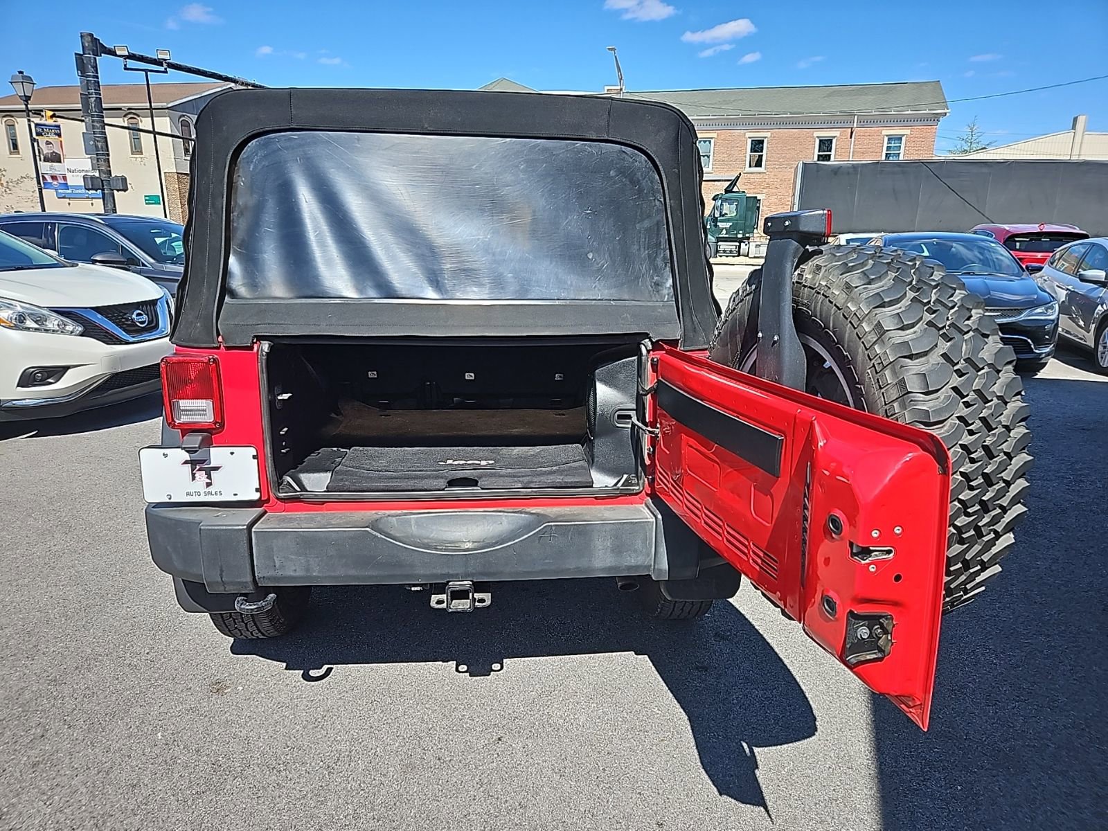 Used 2014 Jeep Wrangler Unlimited Rubicon w/ Connectivity Group AWD/4WD image 17