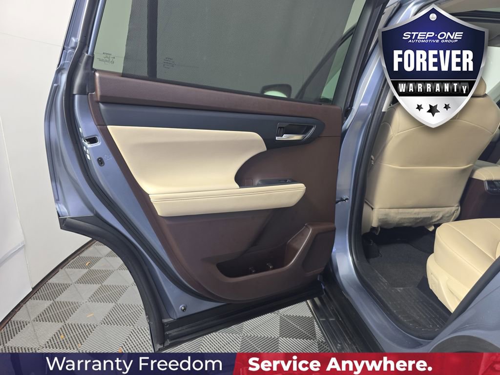 Used 2022 Toyota Highlander XLE FWD image 29