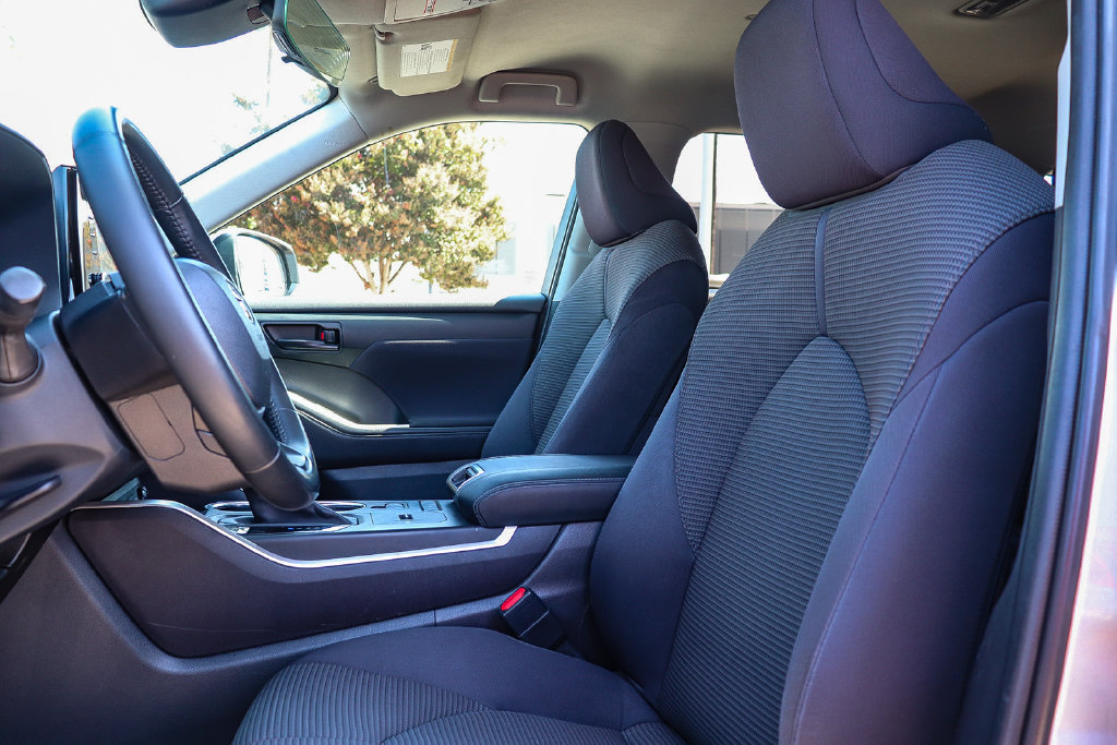 Used 2022 Toyota Highlander LE FWD image 16