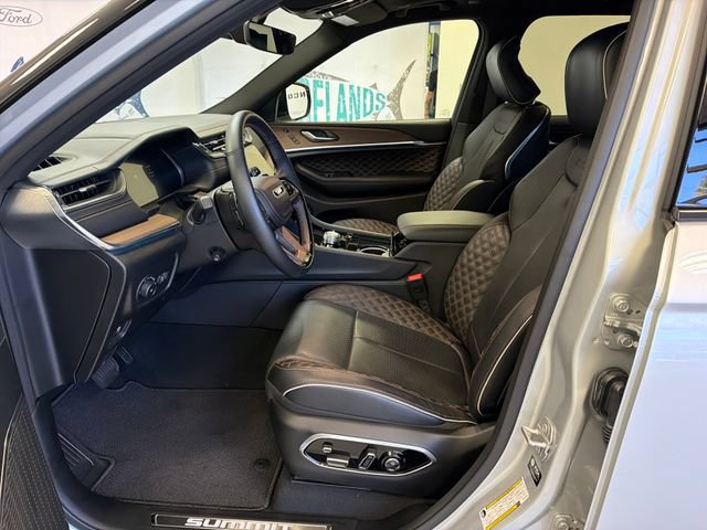 Used 2025 Jeep Grand Cherokee Summit w/ Obsidian Package AWD/4WD image 9