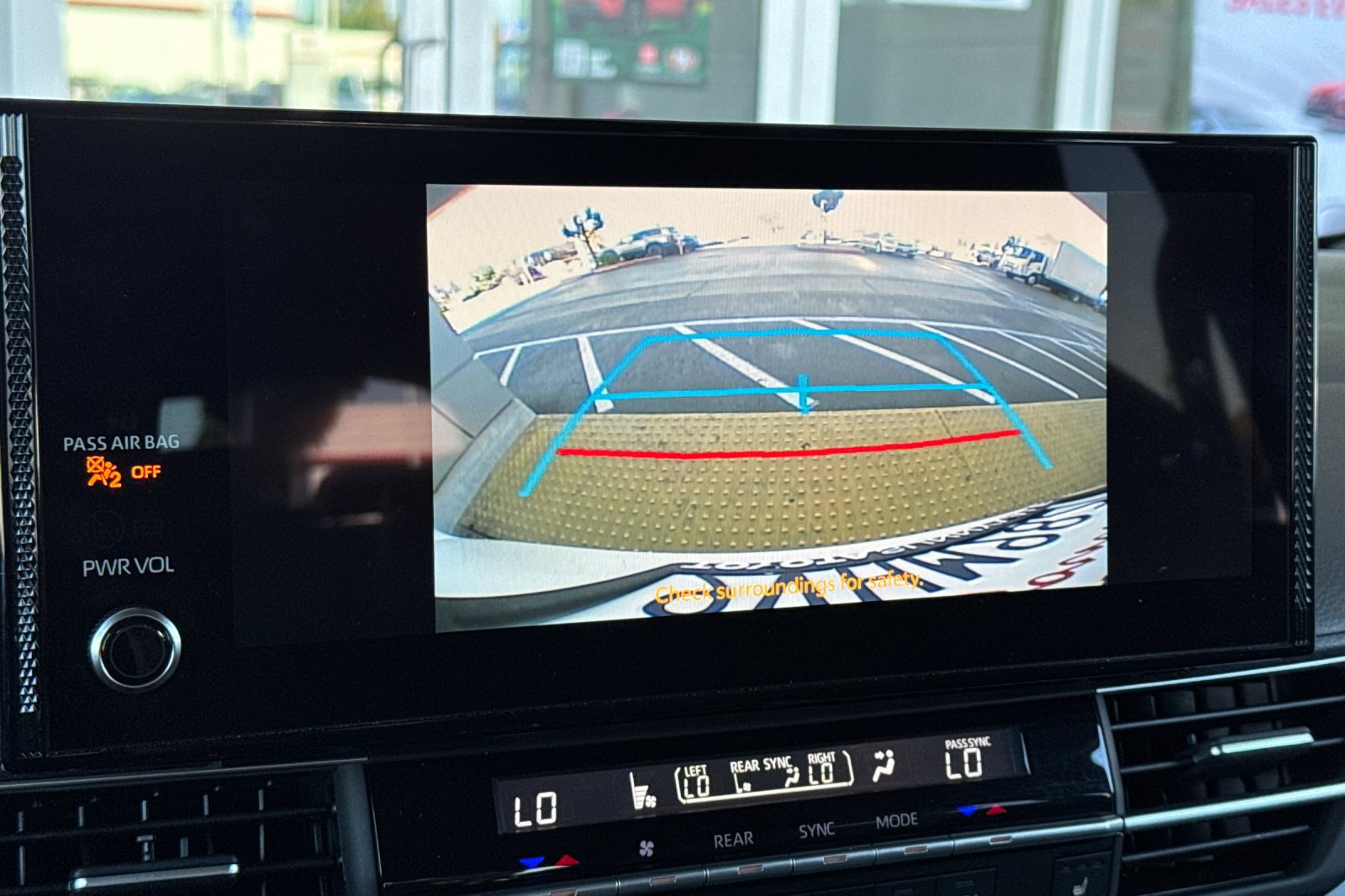 Used 2025 Toyota Sienna XLE FWD image 25