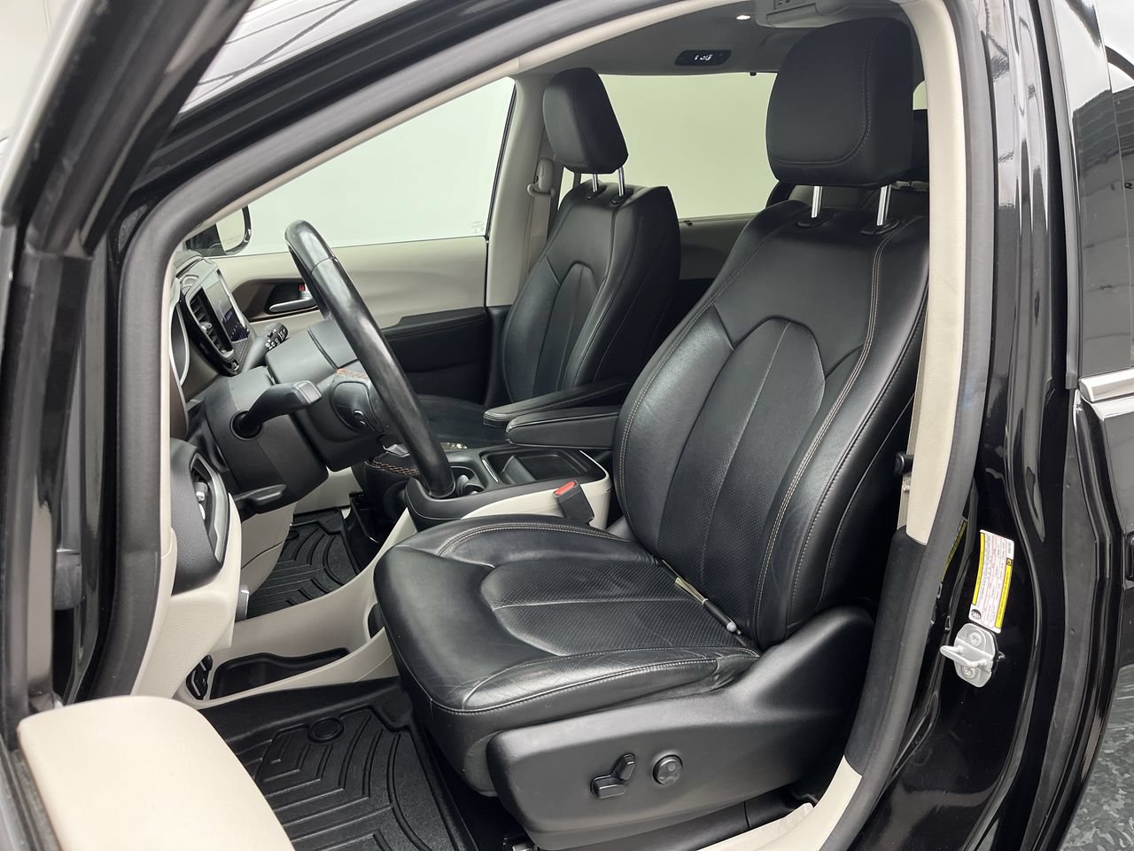 Used 2019 Chrysler Pacifica Touring-L FWD image 11