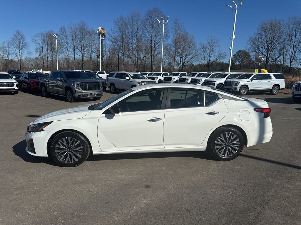 Used 2025 Nissan Altima 2.5 SV image 2