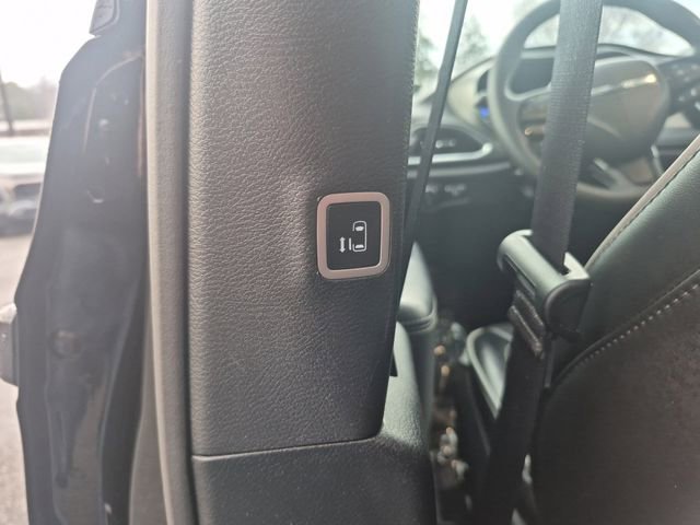 Used 2024 Chrysler Pacifica Premium image 27