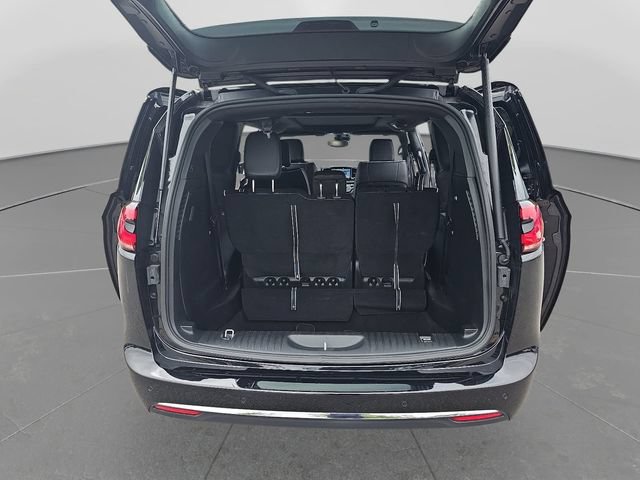 Used 2026 Chrysler Pacifica Limited FWD image 29